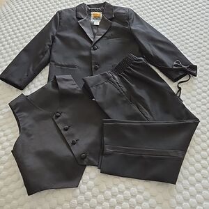 Classic Black Boys Size 4   Tuxedo 4 Piece Jacket Pants Vest And Bowtie